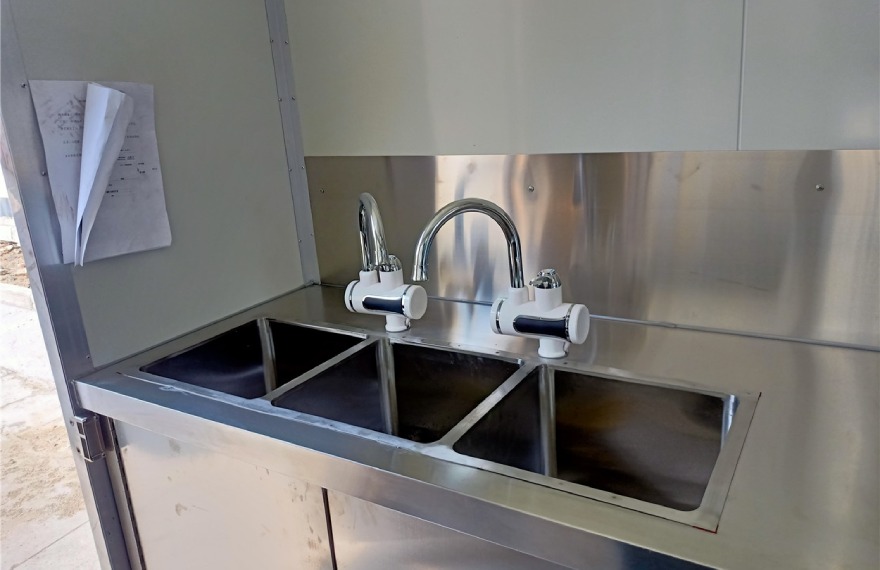 3 compartment water sink in the fast food trailer